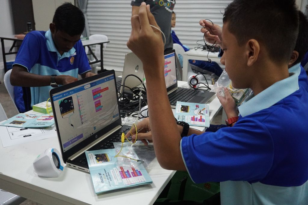 pscpenang's tweet photo. Shout out to SMK Bukit Jambul students for their awesomeness in the do your bit hackathon held yesterday!
Despite the time constraints in prototyping, they manage to come out with amazing pitches π
#hackathon #microbit #minode #Penang https://t.co/7QsBdwCKWt