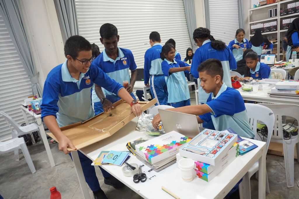 pscpenang's tweet photo. Shout out to SMK Bukit Jambul students for their awesomeness in the do your bit hackathon held yesterday!
Despite the time constraints in prototyping, they manage to come out with amazing pitches π
#hackathon #microbit #minode #Penang https://t.co/7QsBdwCKWt