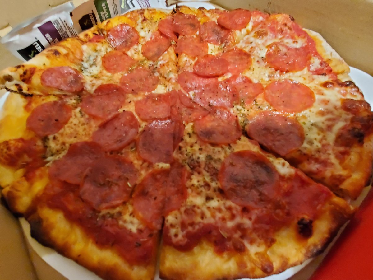 XinwenToutiao's tweet photo. 有名DJのスティーヴアオキがプロデュースしてるピザ店、Pizzaokiのピザ食べてみたよ🍕うまし！　#pizzaoki https://t.co/A42QUkQChu