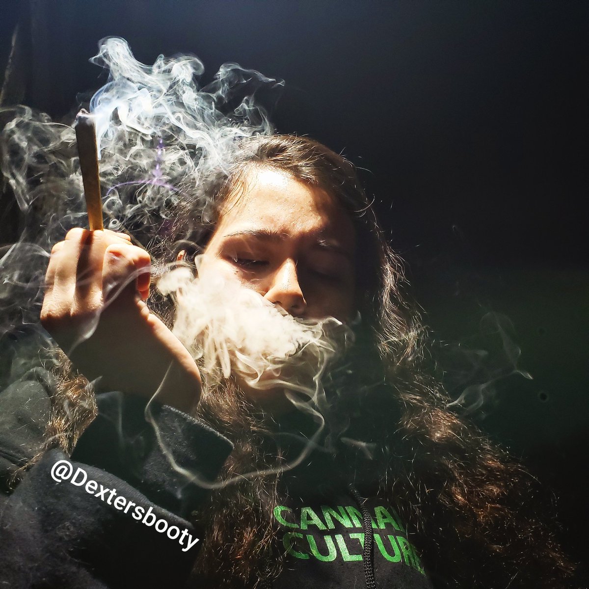 ccvaporlounge's tweet photo. Smoke break 💨💨 Model:@KailynArthur

#CannabisCulture #CClounge #vapelounge #CCmagazine #bigclouds #smoketricks https://t.co/ottbmtkKLB