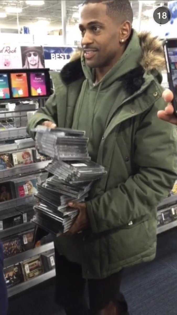 taylenastained's tweet photo. selenators buying out every store to get @selenagomez that #1 spot on billboard sksksk😂 #StreamRare #SelenatorsAreRare #ImSoRare #Rare @SelenaFanClub https://t.co/89YoY1CwNo