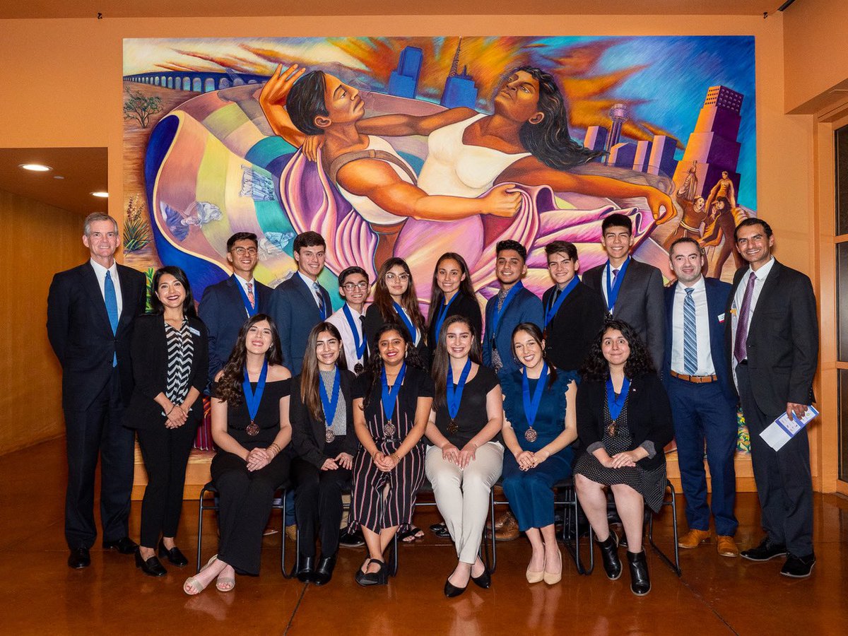 HHFoundation's tweet photo. We came to #Dallas sure that we would find excellence and leadership, but what we found was an amazing group of Hispanic students who went beyond our expectations!
What energy! What a joy! They definitely know how to celebrate their accomplishments! #YA19 #HispanicHeritage https://t.co/Xey6I5syuI