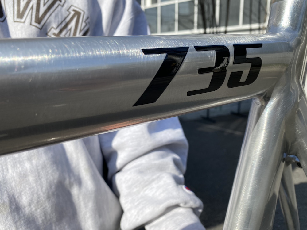 BROTURES's tweet photo. 本日入荷のレアな1台。
 @leaderbikes 735TR "METAL POLISH"
グロス仕上げにより、高級感たっぷりです。

@brotures

 原宿
03-6804-3115
harajuku@brotures.com

↓ブログ↓
https://t.co/GYpRg6NWE2

#brotures #ピストバイク #自転車 #ブローチャーズ #東京 #渋谷 #原宿 https://t.co/ACOpMu5Wjf