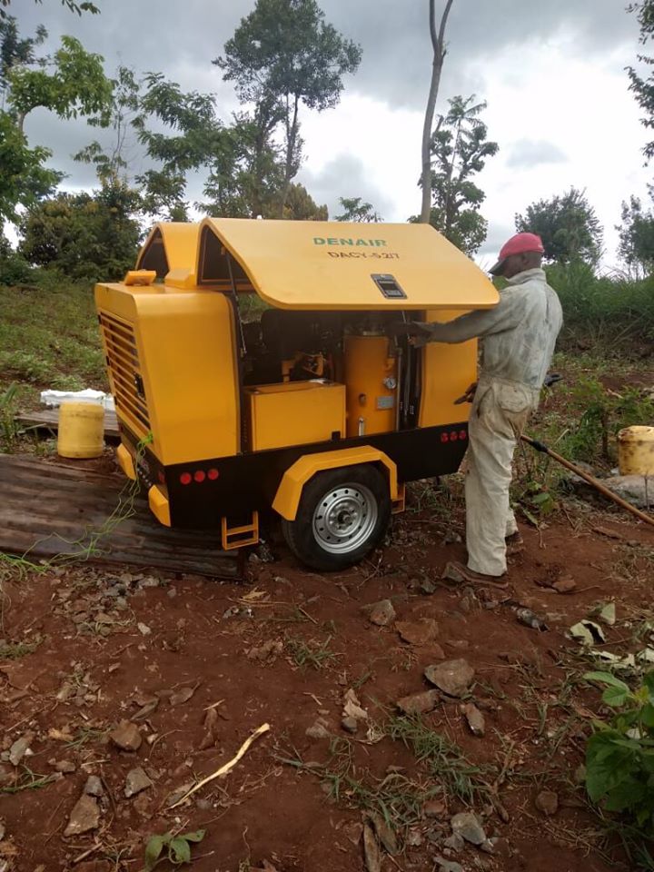 denairgroup's tweet photo. Thanks for Mr. Peterson sharing us the photos of compressor DACY-5.2/7 in Kenya🇰🇪. 187cfm, 7bar, 2 stages compression, Kubota diesel engine Tier 3, what could be worth more than using such a powerful machine?
https://t.co/g6YusXJYq8 https://t.co/GKaM6beRSi