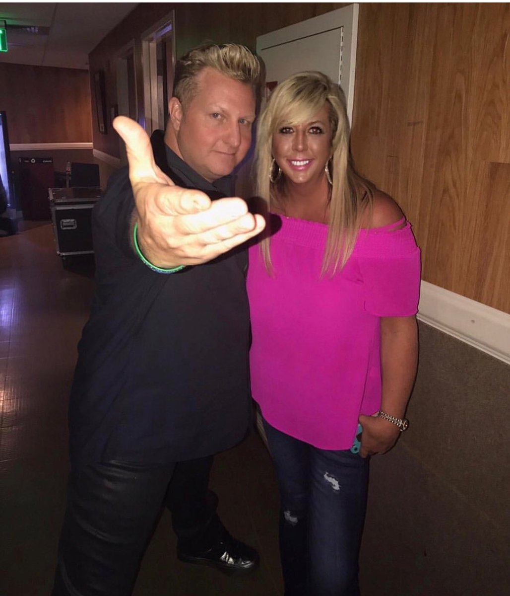 KellyMcGlohon's tweet photo. Throw back to meeting Gary Levox @theryman ! #superfunnight https://t.co/v7kGzGmwE9