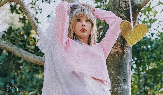 🛍 | Did anyone else notice that Taylor is wearing the Valentine's