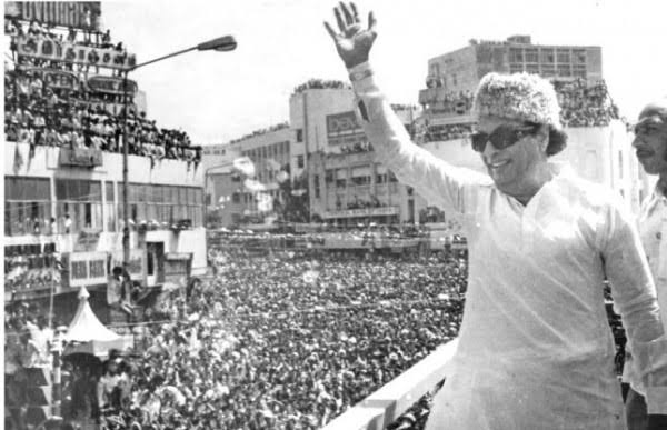 TVFOfficial's tweet photo. Picture Sums Up The Tag 😇🙏#அன்று_MGR_இன்று_VIJAY https://t.co/IJzNKVWV1n