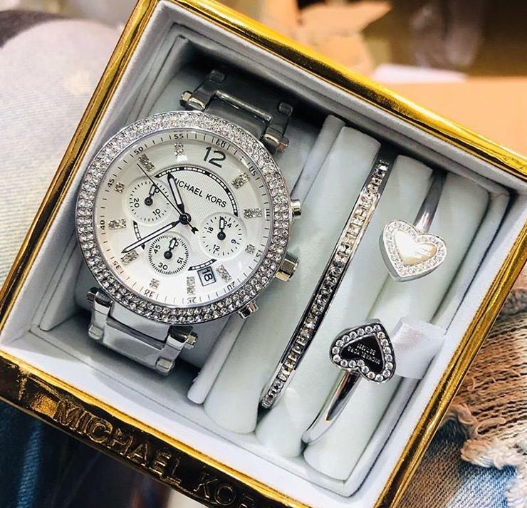 Nimmie__'s tweet photo. Ladies Wrist watch available 
Price: 28,000 Naira
Free delivery within Lagos.

Please retweet https://t.co/RfQLrc1f8G