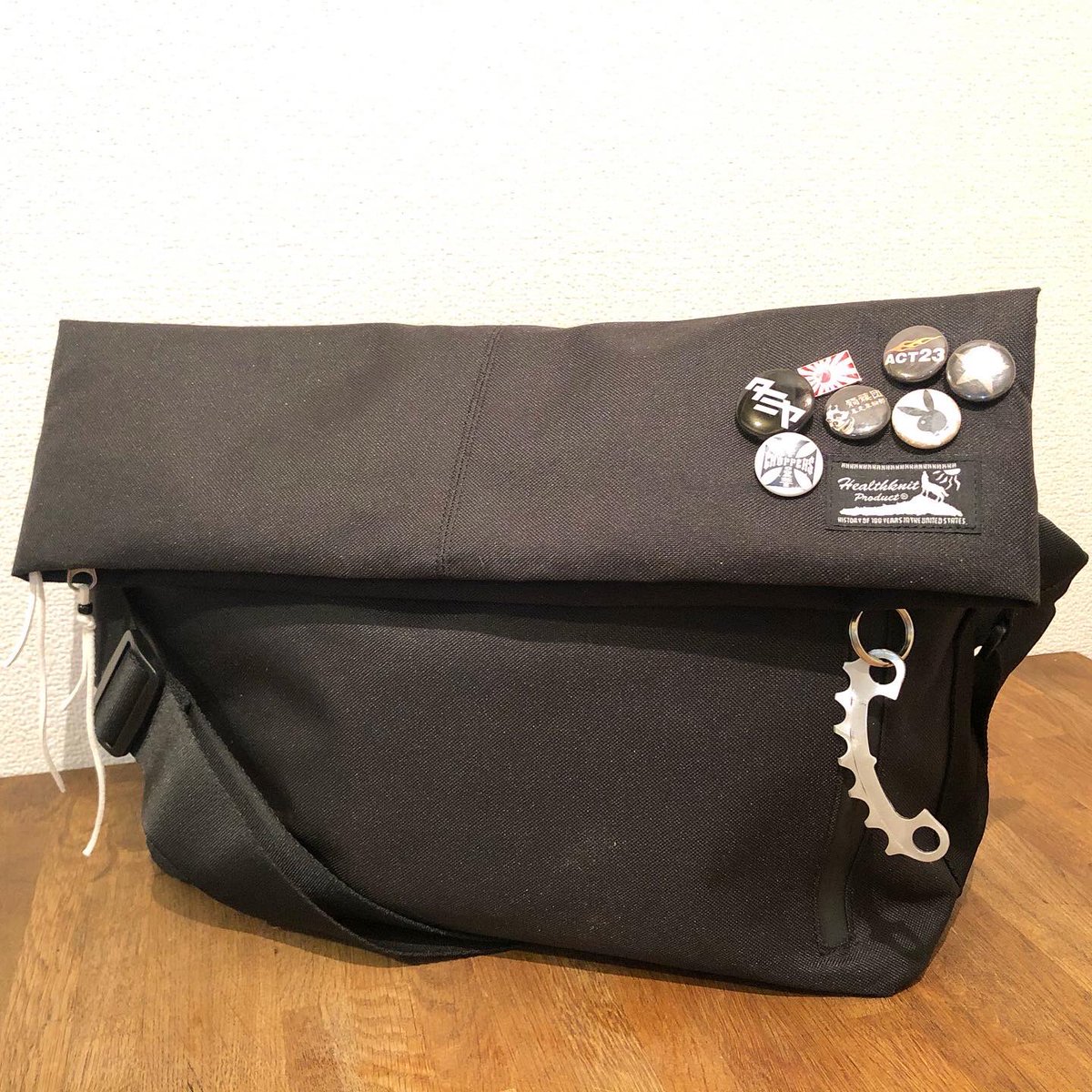 yamaguchi3153's tweet photo. 自転車用にHealthknitのメッセンジャーバッグを買った。
防水で、使い勝手が良かった。シンプルすぎるから久しぶりに缶バッジを引っ張りだしてきて、林太郎がいらないチェーンリングをぶった切って作ったキーチェーンを付けてみた。
#Cannondale
#CAAD7
#R3000
#キャノンデール
#メッセンジャーバッグ https://t.co/qNMSpCXNls