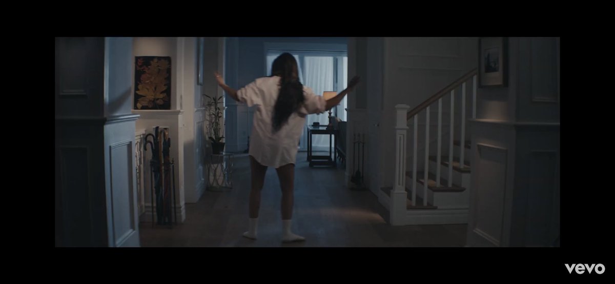 aylinbloo's tweet photo. @jonasbrothers But am i the only one trying to figure out how nick and priyanka managed to do that slide that smoothly? I would have tripped #WhatAManGottaDo #WhatAManGottaDoVideo https://t.co/dOQgrrB94R