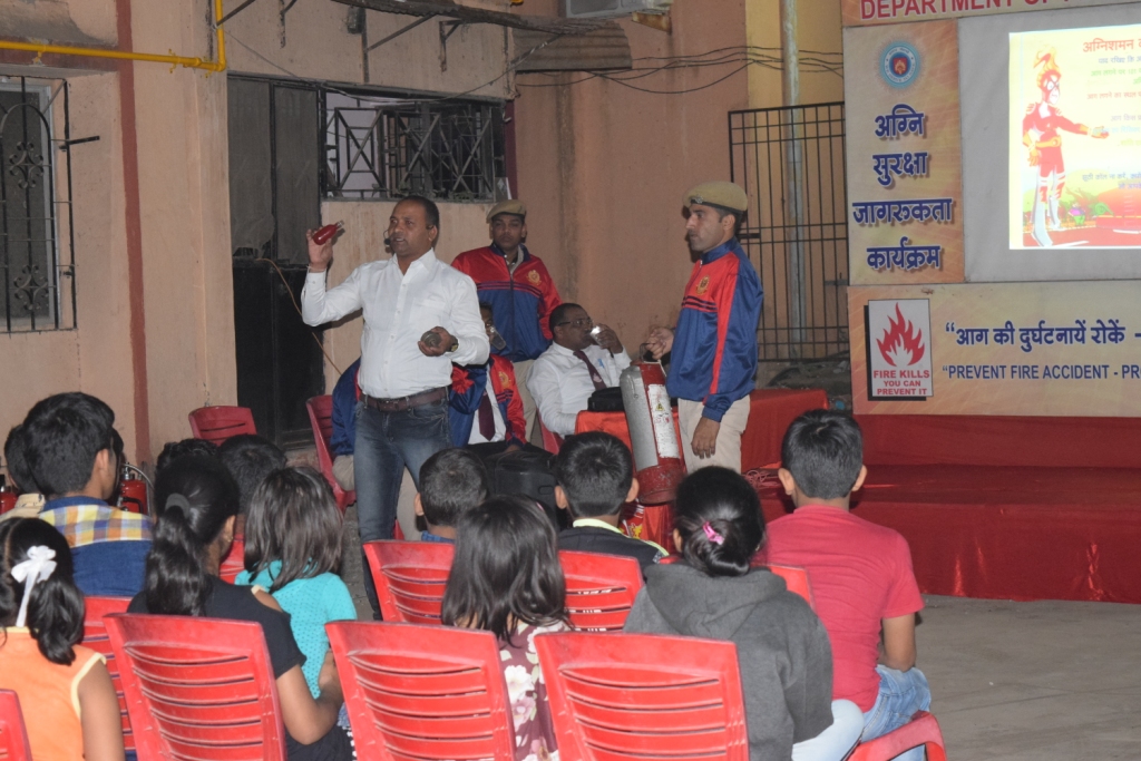 DamanFire's tweet photo. Fire Department, Daman has organized Basic Fire Safety Awareness Training program  at  Supreme Apartment, Khariwad, Nani Daman on 15/01/2019 to create awarness in case of emergency for General Public/Societies.
#Training #FireSafety #awarnessPublic https://t.co/kirEdgV4Cl
