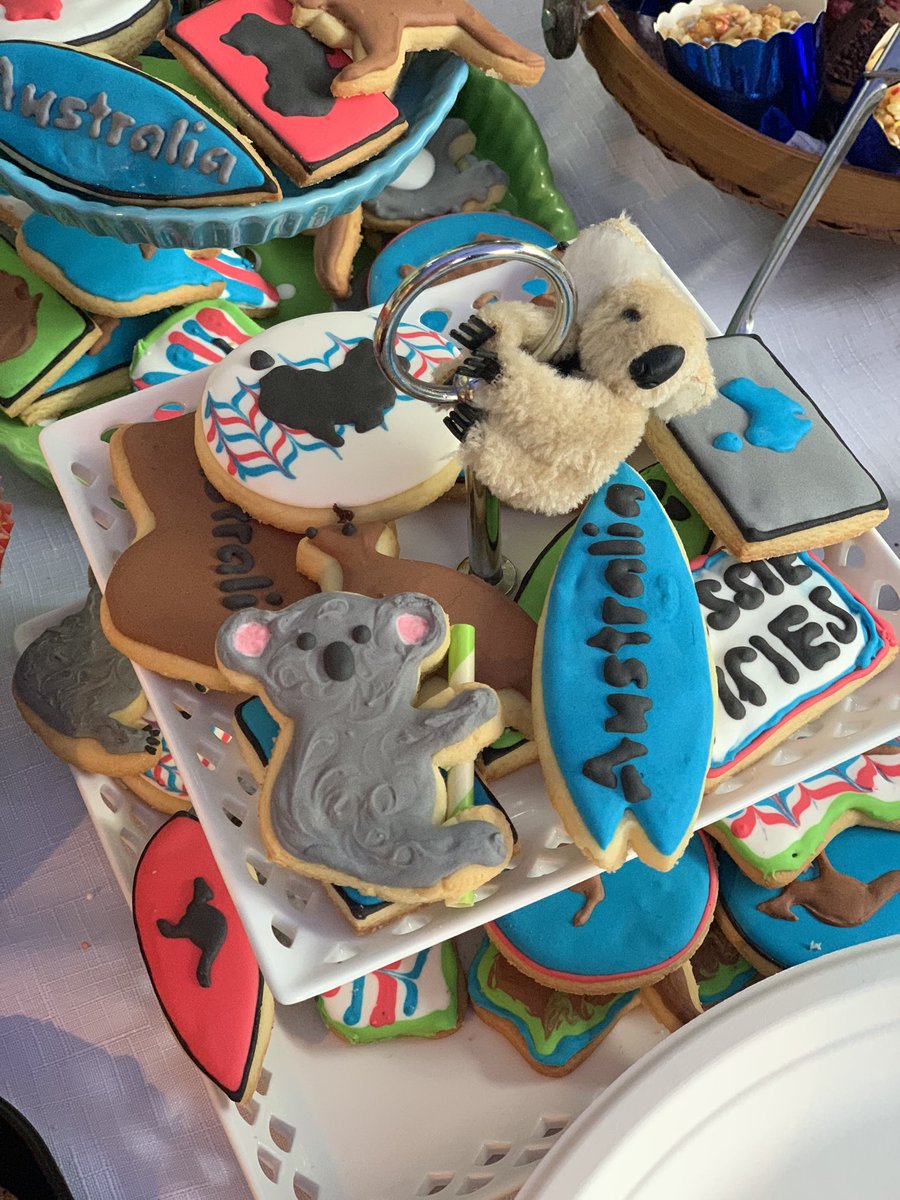 So great to see Malcolm and Phil from the Austi RFS, a youth-run “beauty salon” and a full “bake bar” worth of treats at the Austinmer Kids’ Bushfire Fundraiser Disco this afternoon at the scout hall. <a href="/NSWRFS/">NSW RFS</a> #AustraliaFires