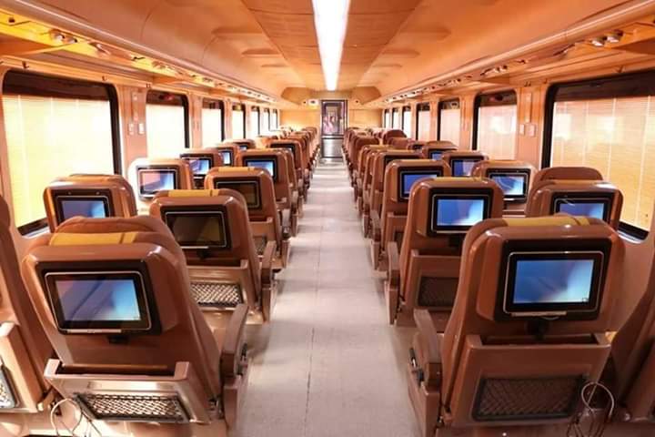 Parth_Madhani's tweet photo. तेजस बहोत तेज..
🚉 🇮🇳✌️

First glimpse of the new Mumbai-Ahmedabad #Tejas_Express
@RailMinIndia @railwayindia @WesternRly Thank you. https://t.co/ahA3wQ3ojK