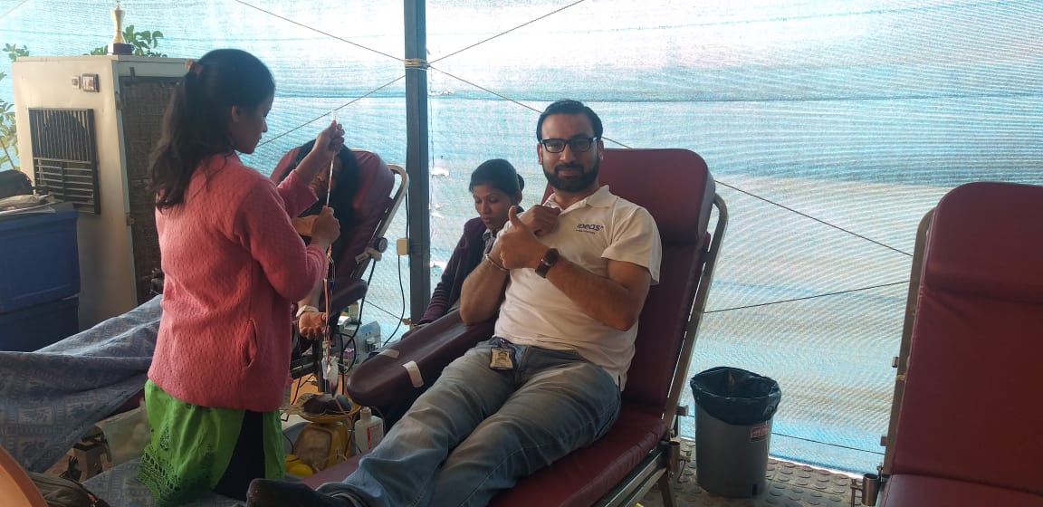 IDeaS_TechCen's tweet photo. The donors including @rjbindroo, @tyaginikhil50 and Nilesh Macha have arrived to be part of the noble cause. You too can join the IDeaS #blooddonation drive that will potentially save lives. The #RedFlagMovement is happening today on the 6th Floor of IDeaS office. https://t.co/XY5kbV0Ap8
