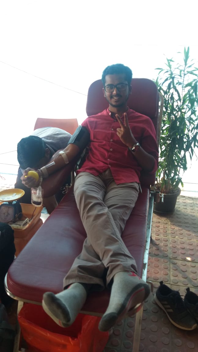 IDeaS_TechCen's tweet photo. The donors including @rjbindroo, @tyaginikhil50 and Nilesh Macha have arrived to be part of the noble cause. You too can join the IDeaS #blooddonation drive that will potentially save lives. The #RedFlagMovement is happening today on the 6th Floor of IDeaS office. https://t.co/XY5kbV0Ap8