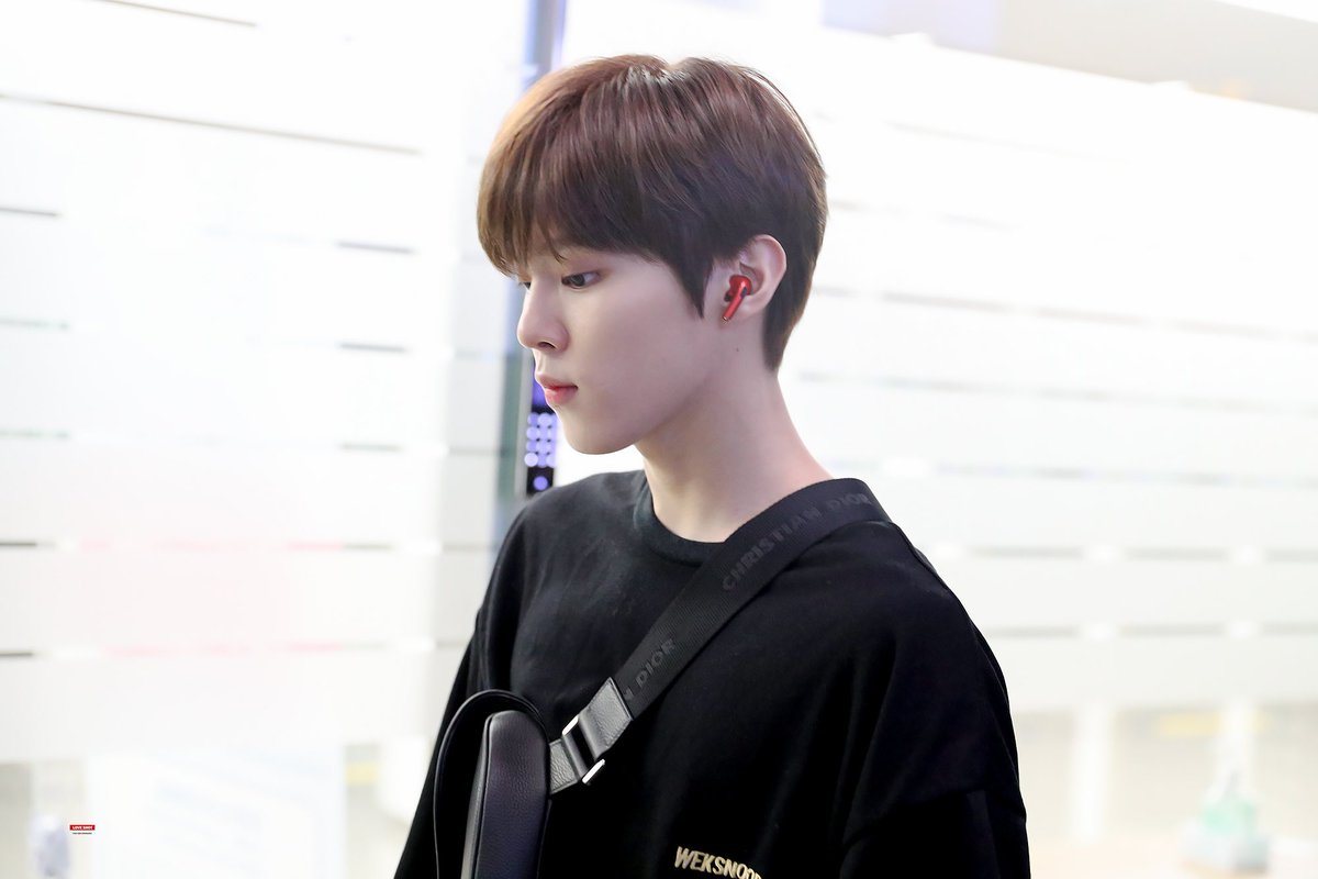 dear_WOOSEOK's tweet photo. 나로하여
네가 아름다울 수 있다면

네 몫의 축복 뒤에서
나는 안개처럼 스러지는
다만 너의 배경이어도 좋다

안개꽃, 복효근 https://t.co/uIPV0Q6xG5