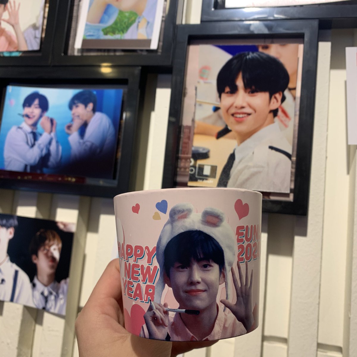 kurokamchi's tweet photo. #앞으로도_빛날_은상이를_응원해
대구점 은상사진들 너무깜찍하고예뻐요❤️
은상이 컵홀더에 사진들도 너무귀엽고 카페에서 은상이를봐서 너무좋았어요❁ᴗ͈ˬᴗ͈
은상이팬분들 슈블랑 들러서 꼭꼭보시길 바랄게요୧( “̮ )୨✧
오늘 저녁 브이앱도 보면 완벽한 하루가 될꺼같습니당 ٩(ˊᗜˋ*) https://t.co/25pFZDFBzB