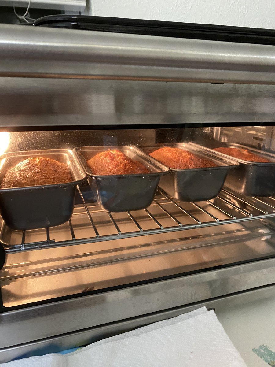 nickimiNgoc's tweet photo. I made banana walnut bread for the very first time today. My coworkers are going to be my lab rats tomorrow. To be continued. https://t.co/raMzLa4dfp