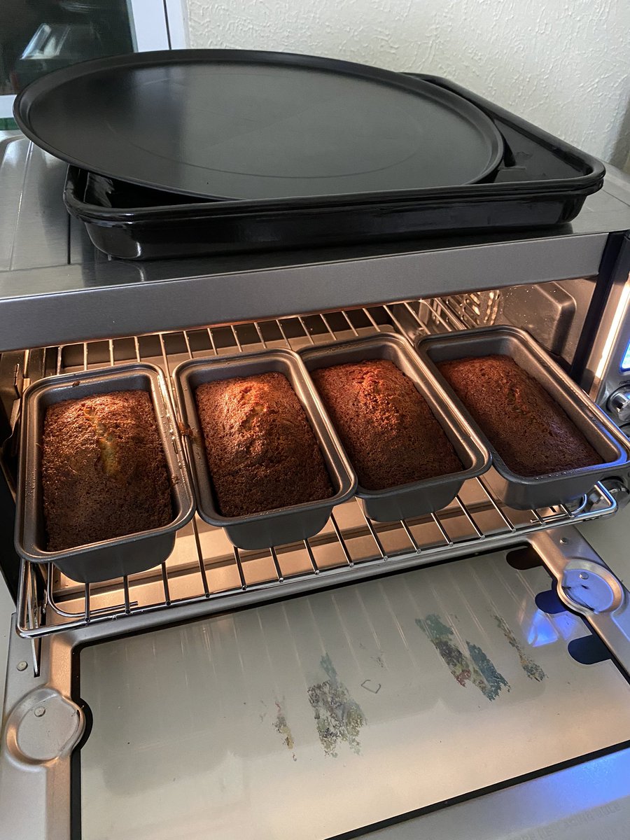 nickimiNgoc's tweet photo. I made banana walnut bread for the very first time today. My coworkers are going to be my lab rats tomorrow. To be continued. https://t.co/raMzLa4dfp