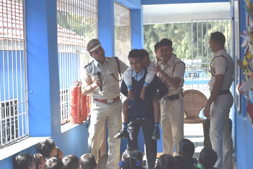 DamanFire's tweet photo. Fire Department, Daman has organized Basic Fire Safety Awareness Training programm  at  Govt. Primary School Kadaiya, Nani Daman on 16/01/2020 amongst Students, Teachers and staffs to create awareness in case of emergency.
#Training #FireSafety #StudentsAwareness https://t.co/iKgHEbf79m