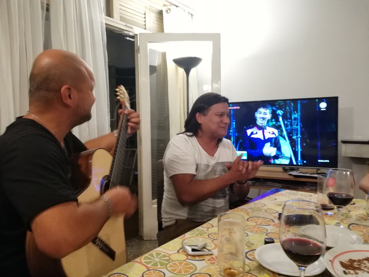 WGazzo's tweet photo. @LosChimeno cantando y @sebagaray cantando. Un placer que nos dimos esta noche..., o no @JRojasoficial? @MLauraRomboli https://t.co/tE1oP5Wx8t