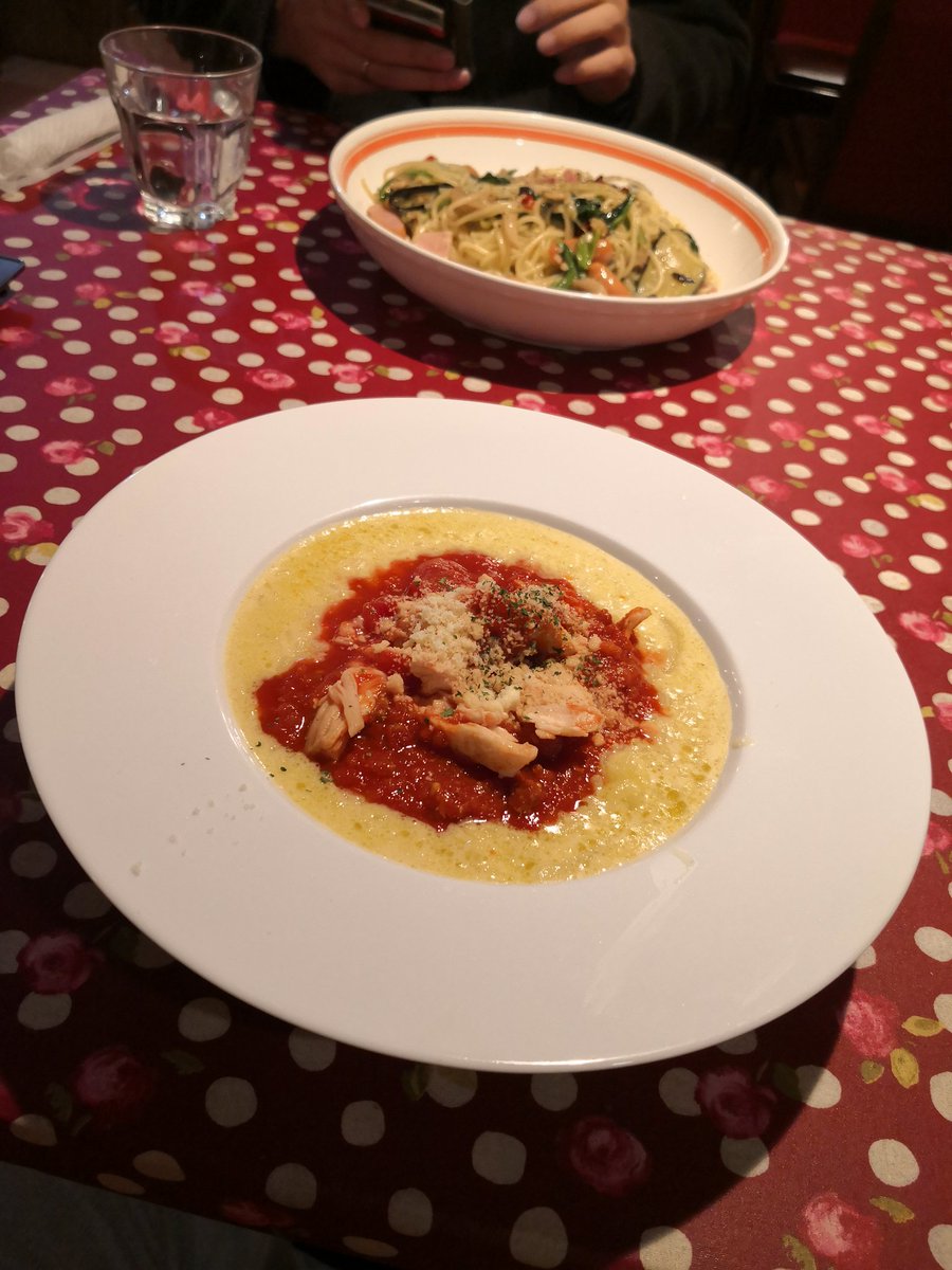 aki_69696's tweet photo. 今日はラーラという、
オシャレな生パスタのお店に、
行ってきました！！🍝

お店のデザインとかもかわいくて、
女性がターゲットになってそうだな
って感じです！

今回はリゾットを頼んだんですけど
めちゃめちゃオシャレで、
美味しかったです！！☺ https://t.co/dR6YhrAspT