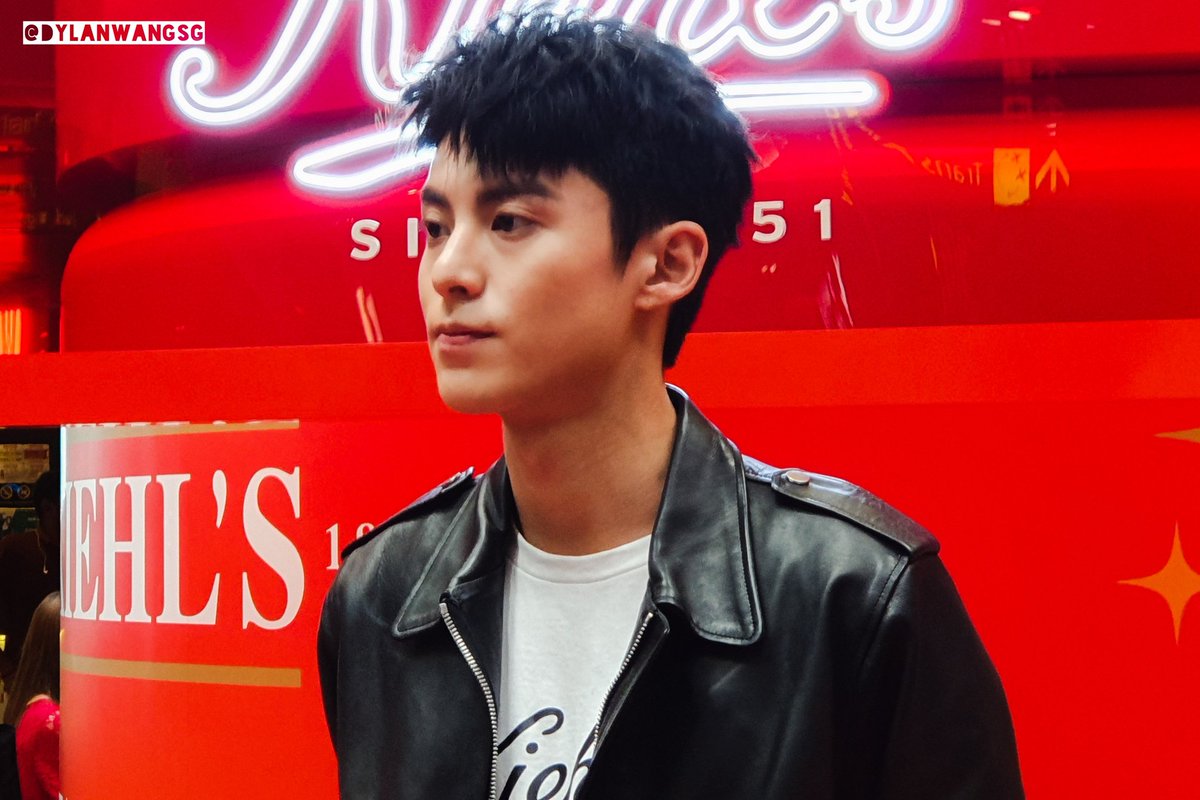 dylanwangsg's tweet photo. 200117 Kiehl's Lunar New Year Event in Singapore

Photo Update

#dylanwang #dylanwangsg #dylanwangsingapore #wanghedi #wanghedisg #wanghedisingapore #왕허디 #王鹤棣 #kiehls #kiehlslunarnewyear #shilladutyfreesg #shillasg https://t.co/TKzGFXOeup