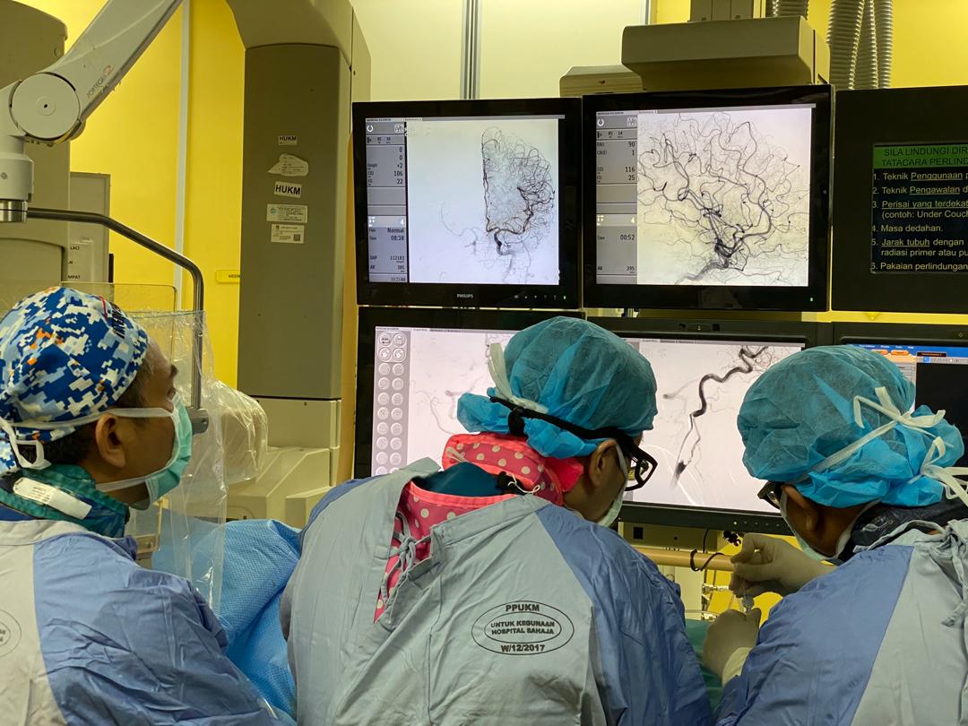 shahru98's tweet photo. Receiving stroke referral while doing thrombectomy be like, "OK". π₯π₯π₯
Men in action, Prof Dr Rozman, Dr Nik Azuan, Dr Leong YY.
@iRadHUKM @nikfarhan @izzatarslanCR @ukm_my @MEDIAkampusUKM
#intervention #interventionalradiology #radiology #thrombectomy #ppukm #ukm #hukm https://t.co/n0PJEkaiVy