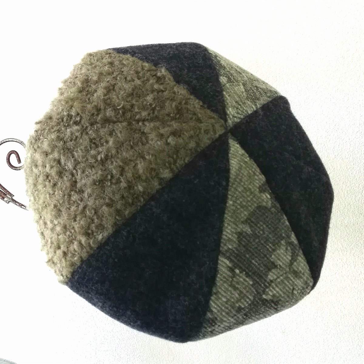 hatnourayahito's tweet photo. 欲しいものは先取りで!季節の初めが商品が一番揃っています。ひとつの商品に色違いは一点ずつの場合もあるので、デザインは好きだけど違う色があれば…ということにならないためにもお早めに。今ならあったか素材が並んでいます。

#先取り　#人吉　#人吉市　#帽子店　
#のうらや帽子店　#熊本　#刺繍 https://t.co/jaTNyUQ7hE