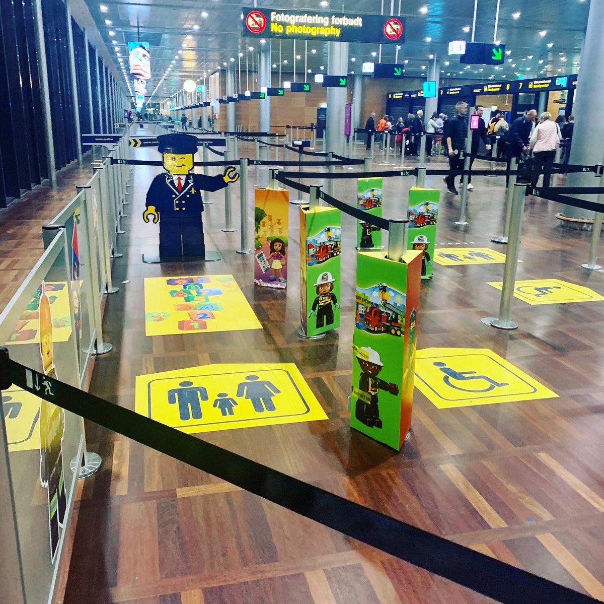 CaliRobotGirl's tweet image. Homebound after a great @LEGO_Education meeting in Denmark. Excited for 2020! #spiketime #csforall #robotics #engineering #fun