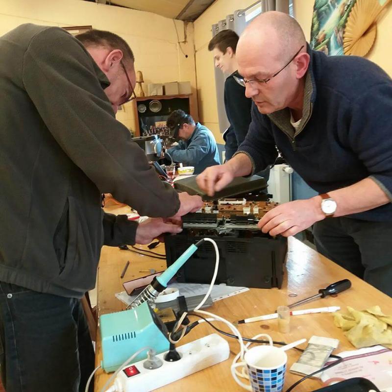 RepairTogether's tweet photo. 🛠☼*! REPAIR WEEK-END (17-19/01/2020) !*☼🛠
" Repair=care "
Pas moins de 23 Repair Cafés ce w-e répartis sur Bxl et la Wallonie.
Et une inauguration ce vendredi à #Vezon ! 👏🔧💐

Infos, dates, adresses, type d'ateliers... :
https://t.co/9brIZBT1YX https://t.co/eA6kEbuuhJ