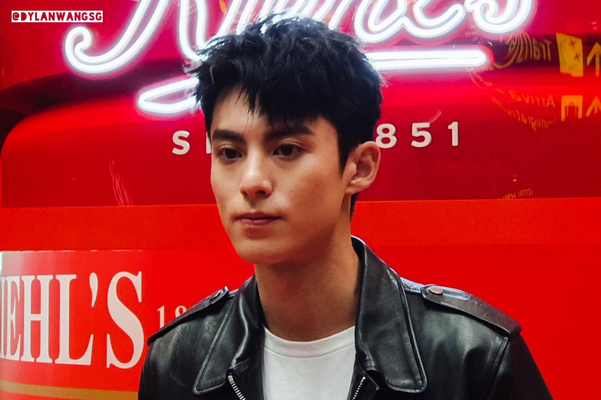 dylanwangsg's tweet photo. 200117 Kiehl's Lunar New Year Event in Singapore

Photo Update

#dylanwang #dylanwangsg #dylanwangsingapore #wanghedi #wanghedisg #wanghedisingapore #왕허디 #王鹤棣 #kiehls #kiehlslunarnewyear #shilladutyfreesg #shillasg https://t.co/TKzGFXOeup