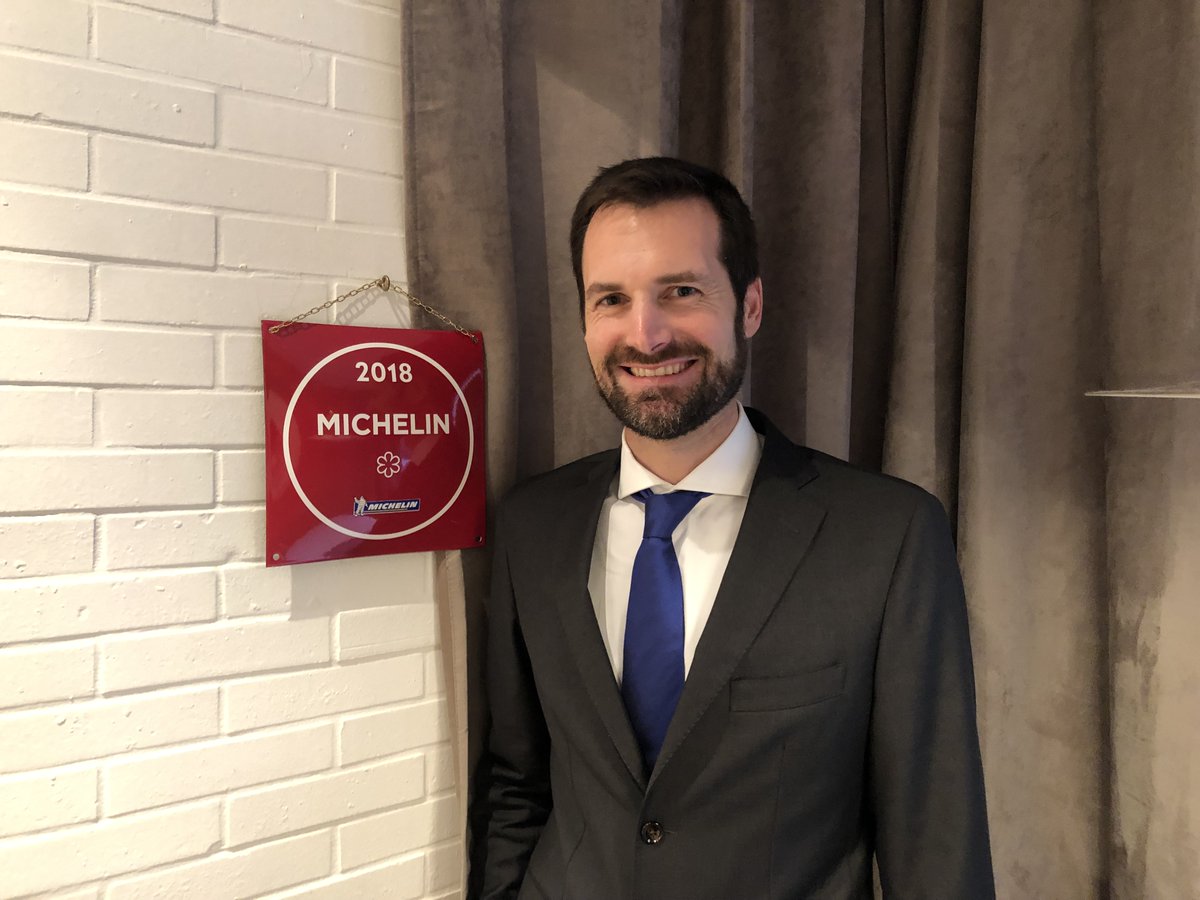 gillespudlowski's tweet photo. L'homme qui a tué Bocuse... #gwendalpoullennec #guidemichelin2020
il y a un an, presque jour pour jour, il me disait : "nous avons été courageux", pour expliquer la sanction infligée à #marchaeberlin, #marcveyrat et #pascalbarbot.
Cette année, il rétrogade la maison #Bocuse à 2** https://t.co/qCfFiG6q8Y