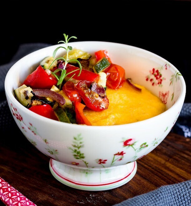 sandysasibella's tweet photo. Ich bin momentan echt angeschlagen. Halsschmerzen, Nebenhöhlen dicht mit allem Drum und Dran. Da hilft nur cremige Polenta, die rutscht von allein. Dazu aromatisches Ofengemüse für die Vitamine. Bestes Essen! 👌🏻 #polenta #leckerundgesund #gesundeküche #w… https://t.co/57GMHvdsPv https://t.co/5IZDscvHbs
