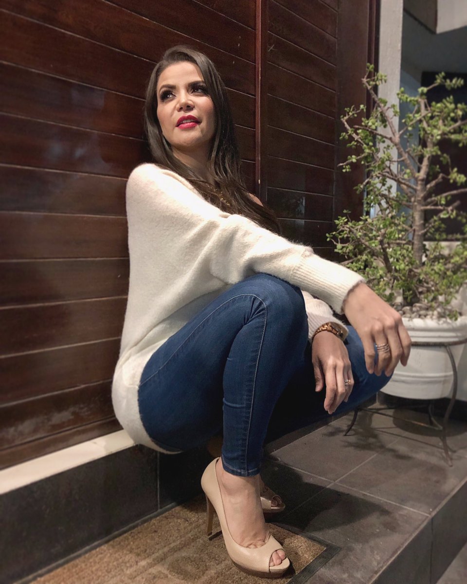Paolapreciadov's tweet photo. Pronto les voy a compartir un cover que me encanta 🤗 por lo pronto linda noche para todos! #decidetu 
.
.
.
.
.
.
.
.
.
.
#paolapreciado #musica #cantante #pose #reinadelnorteñobanda #sinaloense #vamospormas #interprete #almodo @GruindagM https://t.co/cSfWS2oUC7