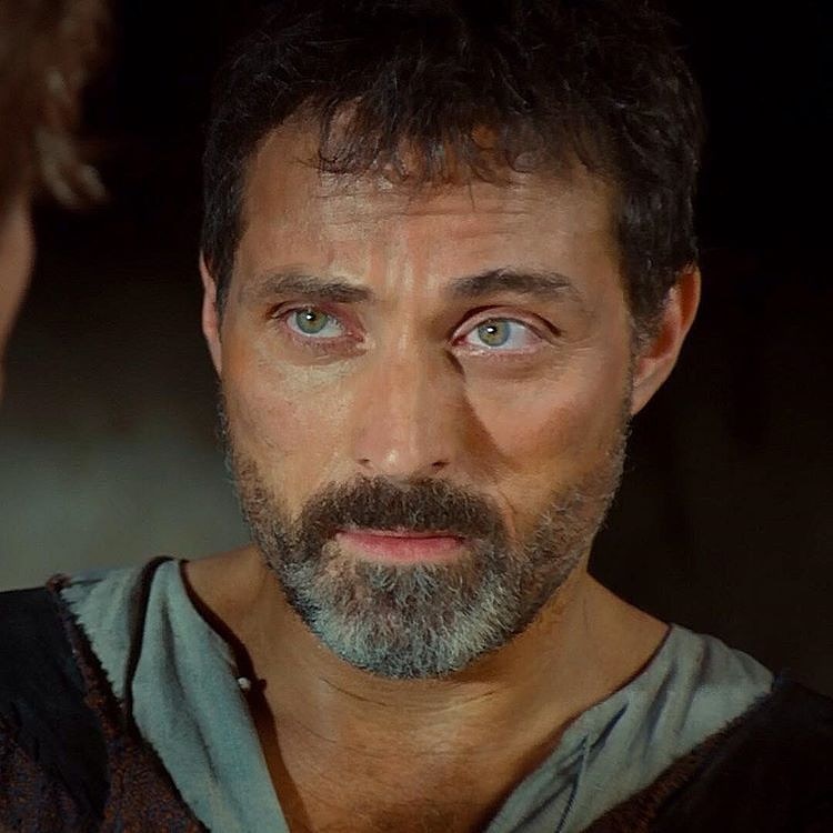 FansiteRS's tweet photo. Morning... Happy Friday 😍 we made it to the wkend if u are working this weekend hope it goes quickly and u get some you time.. might slide a cheeky wee pic in tomorrow for u 😍 enjoy K x #rufussewell #FridayFeeling #fridaypic #tombuilder #pillarsoftheearth https://t.co/aRbCVBXjYP