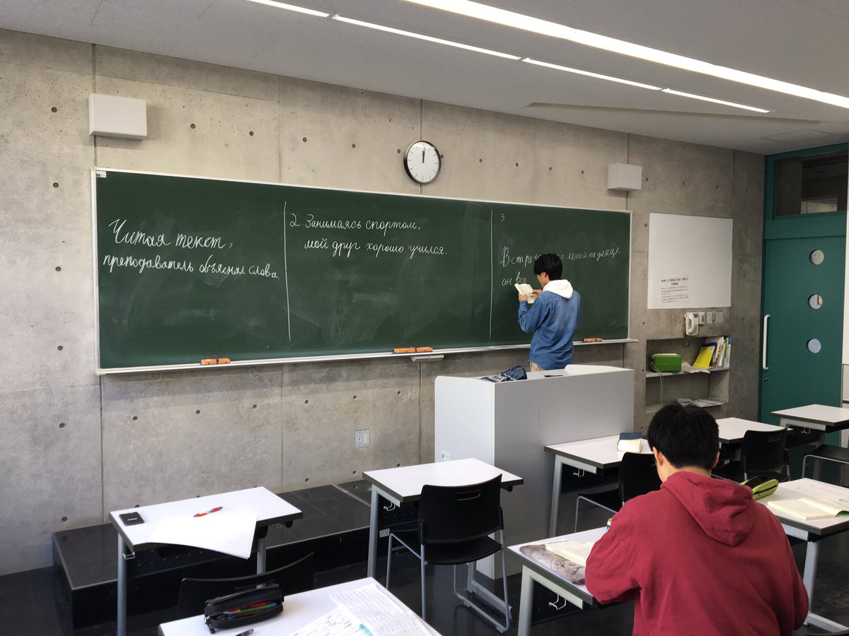 今日は3年生で副動詞のお勉強👨‍🎓👨‍🎓👨‍🎓🤣
いつもは授業中おねむになっちゃう子もこの日ばかりは真剣なご様子😠
今日学んだ文法を使って例文を黒板で発表しました！✏️✏️
みやび言葉を話せるようになるといいな✨