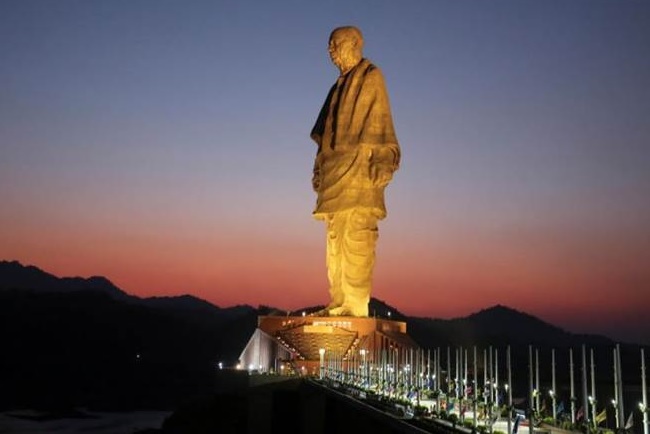 DDNewslive's tweet photo. Union Railway Minister @PiyushGoyal visits the statue of unity at Sardar Sarovar Dam in Kewadiya, Gujarat. The Union Minister also reviewed the Kewadiya Railway Station development work https://t.co/IbqqeL4yN1