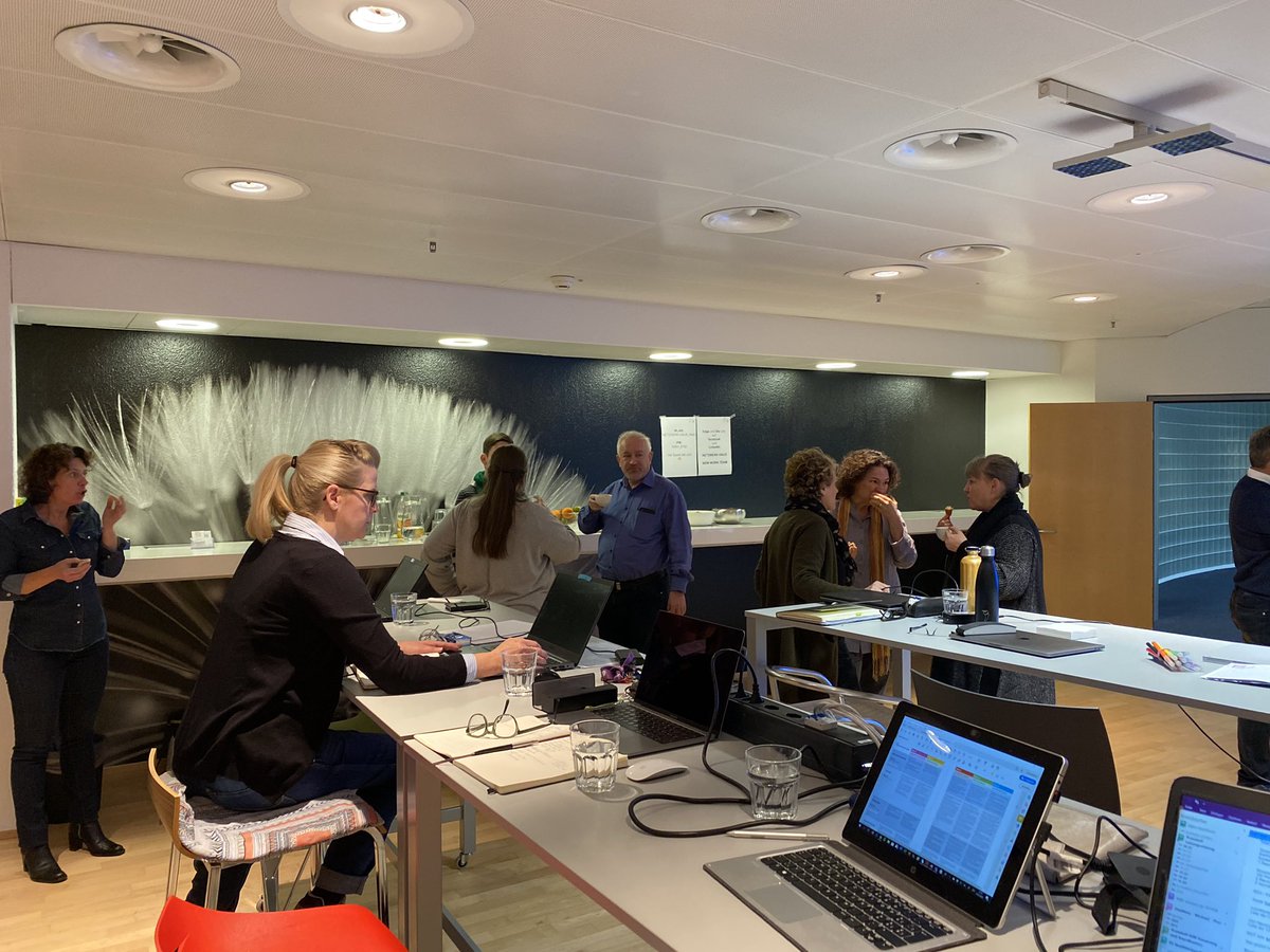 CollabDesignCH's tweet photo. Ein weiterer seriöser CAS Kurstag Arbeit 4.0 🤪 #ikfnewwork #digitalcollaboration @ikf_lucerne https://t.co/9pbqqD9Y1P