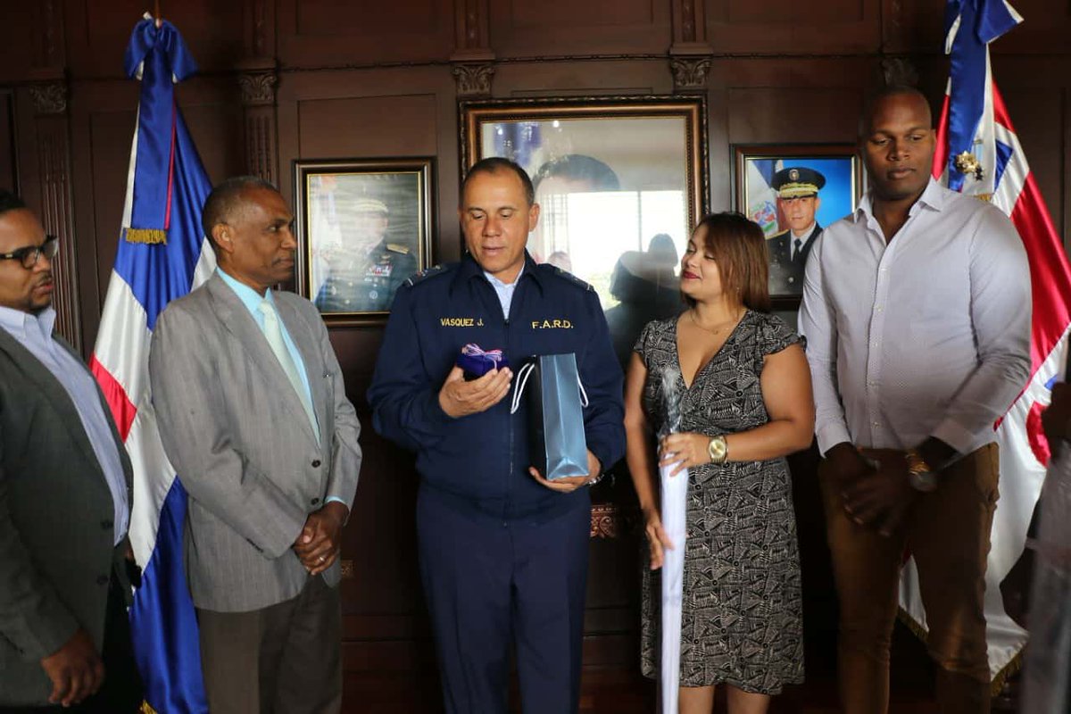 FuerzaAereaRD's tweet photo. Red de Comunicadores Dominicanos reconocen Comandante General FARD. https://t.co/AMEuoPVnDw