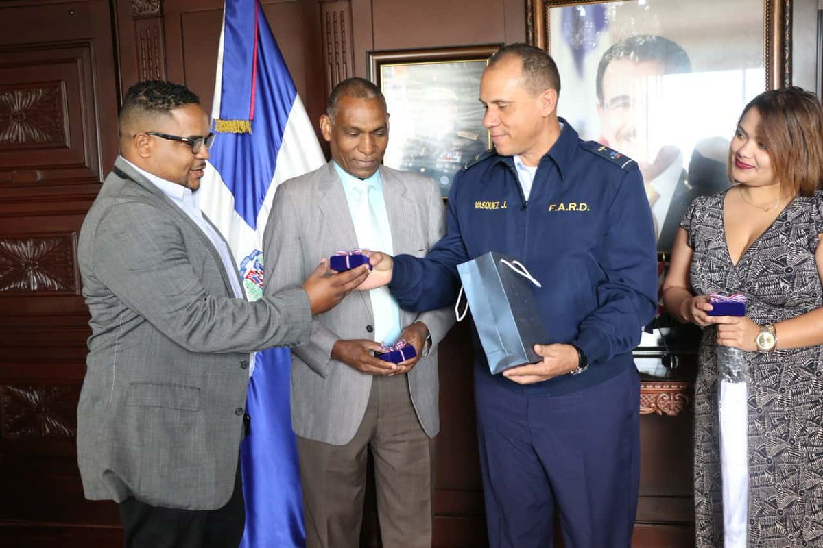 Red de Comunicadores Dominicanos reconocen Comandante General FARD.