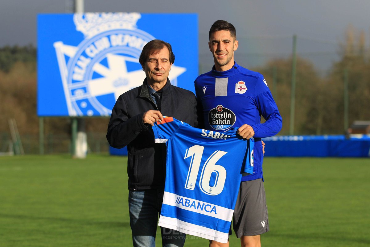 RCDeportivo's tweet photo. Viaje, fichaje, dos entrenamientos, convocatoria, titularidad, gol, presentación, rueda de prensa ... semana fantástica e intensa: benvido Sabin! https://t.co/0GNJqXlkhe