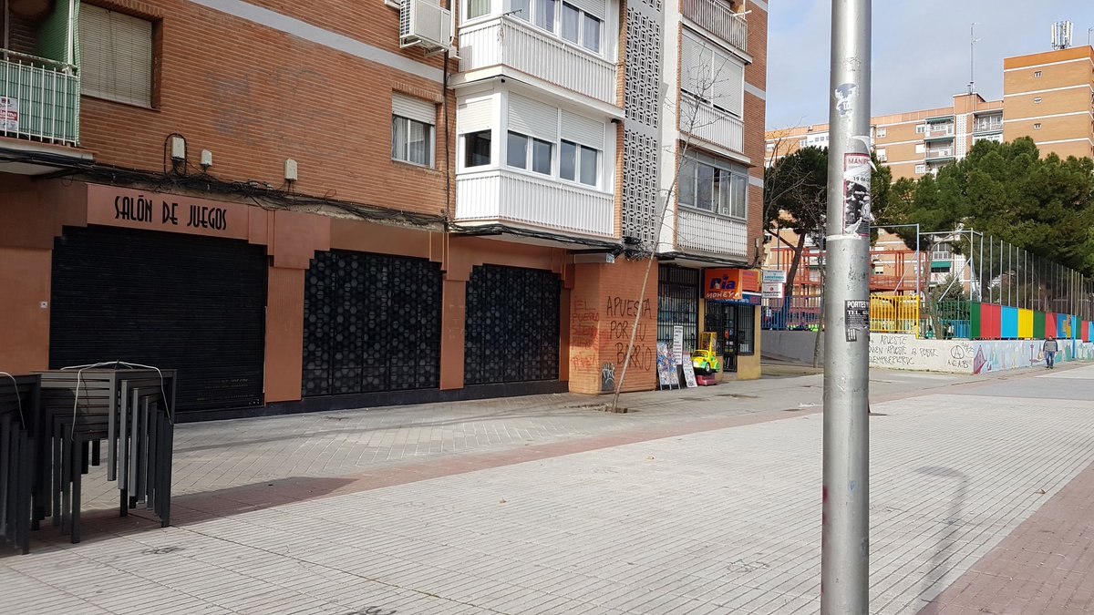 Es una vergüenza que puedan hacer esto, un salón de juegos al lado de un colegio. Esperemos que el nuevo ministro <a href="/agarzon/">Alberto Garzón🔻</a> empiece a ponerles en orden a estos

#Aluche #Noalascasasdeapuestas #casasdeapuestas #fueradelbarrio