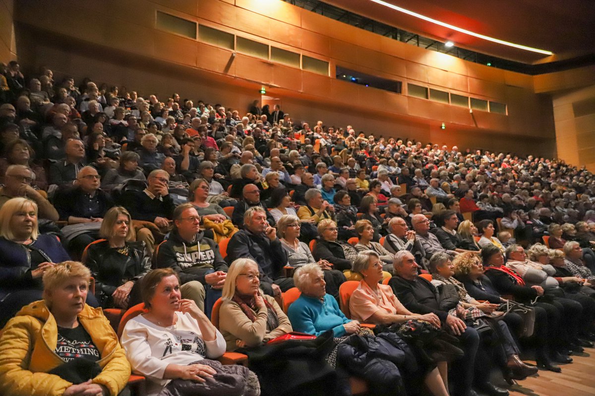 VilleDesSables's tweet photo. Hier soir vous étiez plus de 2 000 réunis @LesAtlantes à l'occasion des #Voeux2020 du Maire @VilleDesSables / Pdt @LSOAgglo. Après des concerts donnés par #LesSablesdOlonne #Orchestra / @SolenePereda, cette soirée était l'occasion de récompenser les #Sablais de l'année. https://t.co/5fCadVsAn2