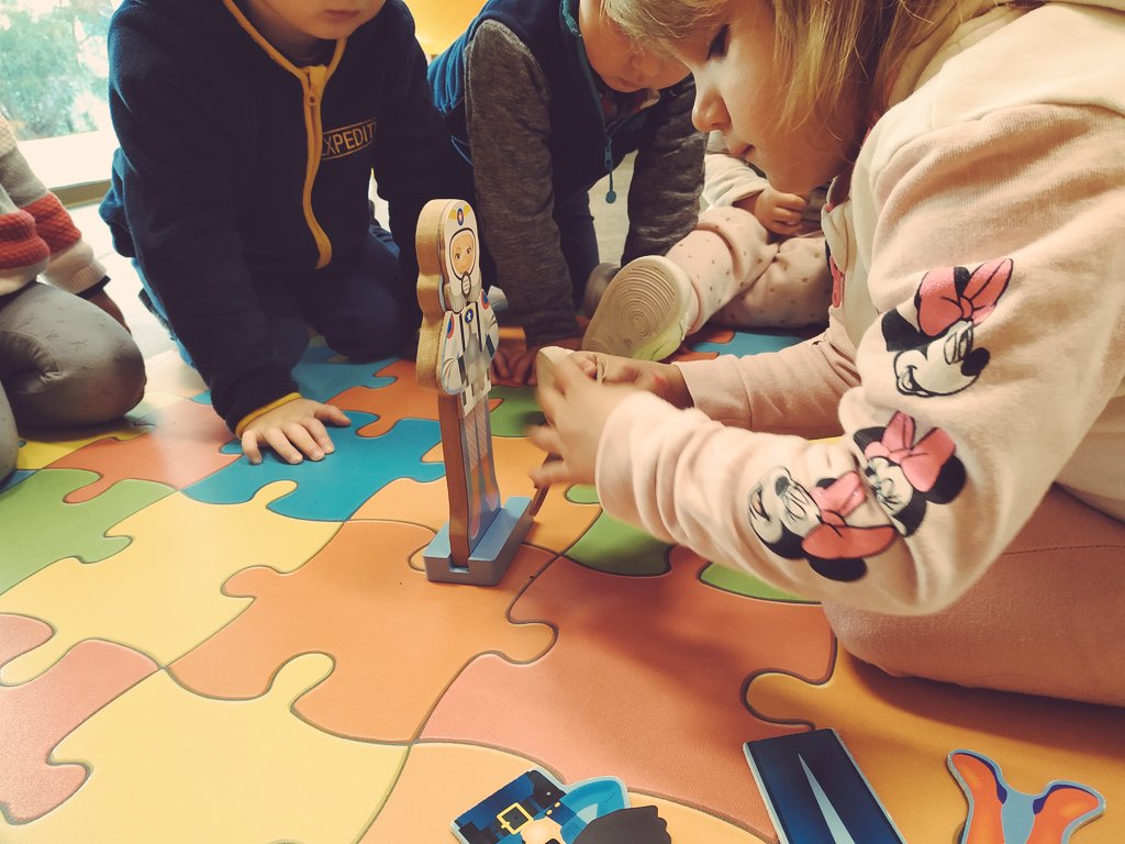 Ro_gp's tweet photo. Jugamos a las profesiones 👨‍🚀👨‍🚒👩‍⚕️👨‍✈️👨‍🏫👩‍🍳👮‍��️👩‍🏫👩‍🏭 #2years #Bears #PTA @MarinaSoto82 @Novaschool_es https://t.co/DnDSRUtzoH