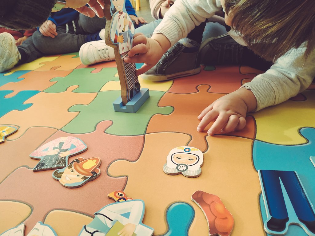 Ro_gp's tweet photo. Jugamos a las profesiones 👨‍🚀👨‍🚒👩‍⚕️👨‍✈️👨‍🏫👩‍🍳👮‍��️👩‍🏫👩‍🏭 #2years #Bears #PTA @MarinaSoto82 @Novaschool_es https://t.co/DnDSRUtzoH
