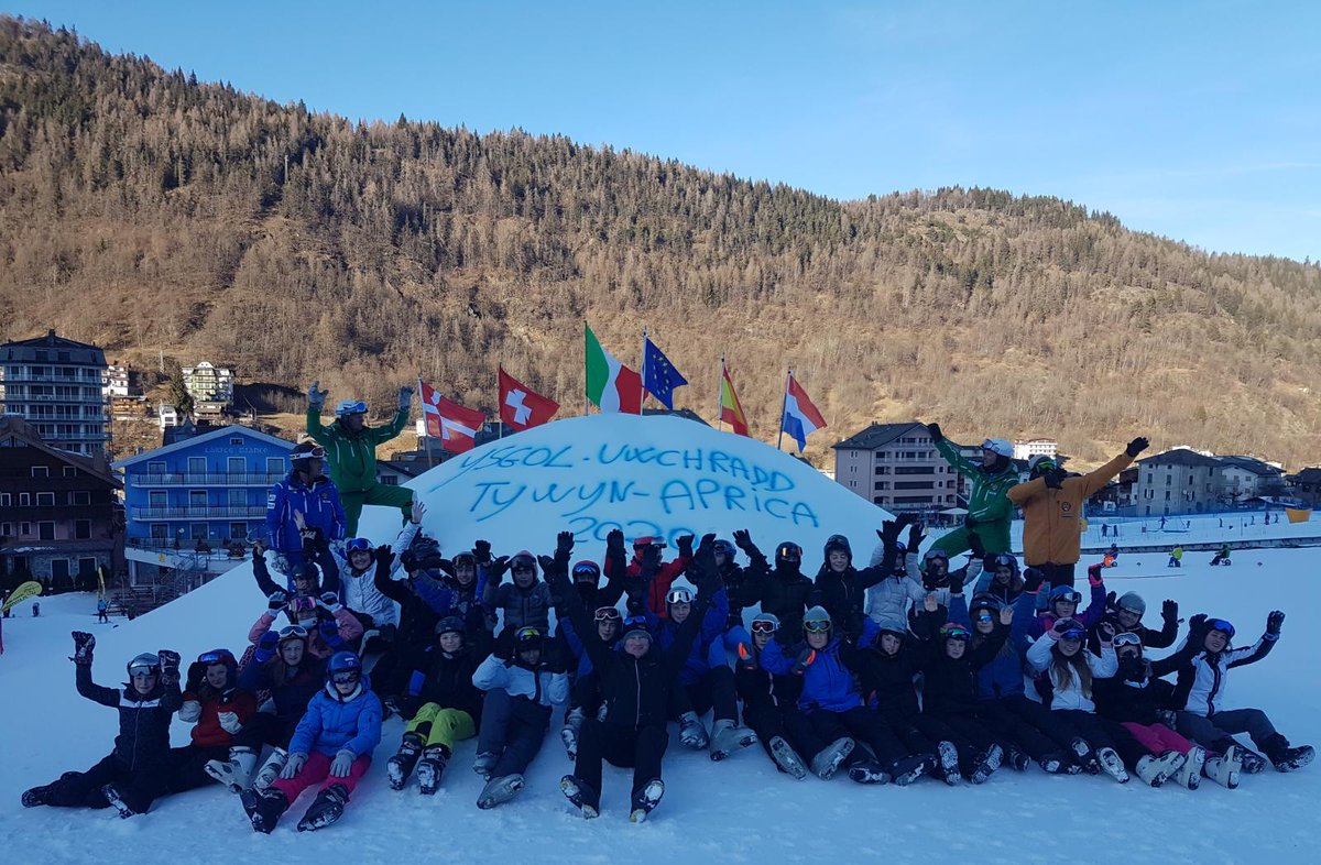 YsgolUwchTywyn's tweet photo. Ar eu ffordd adref ar ôl wythnos gyffrous!
On their way home after an exciting week!
#skiing #snowboarding #sgio #fwrddsglefrio
🎿⛷️🏂👍❄️🌨️☃️⛄️🚠🏔️🚍😴💤😴 https://t.co/TVHeBN2kEO