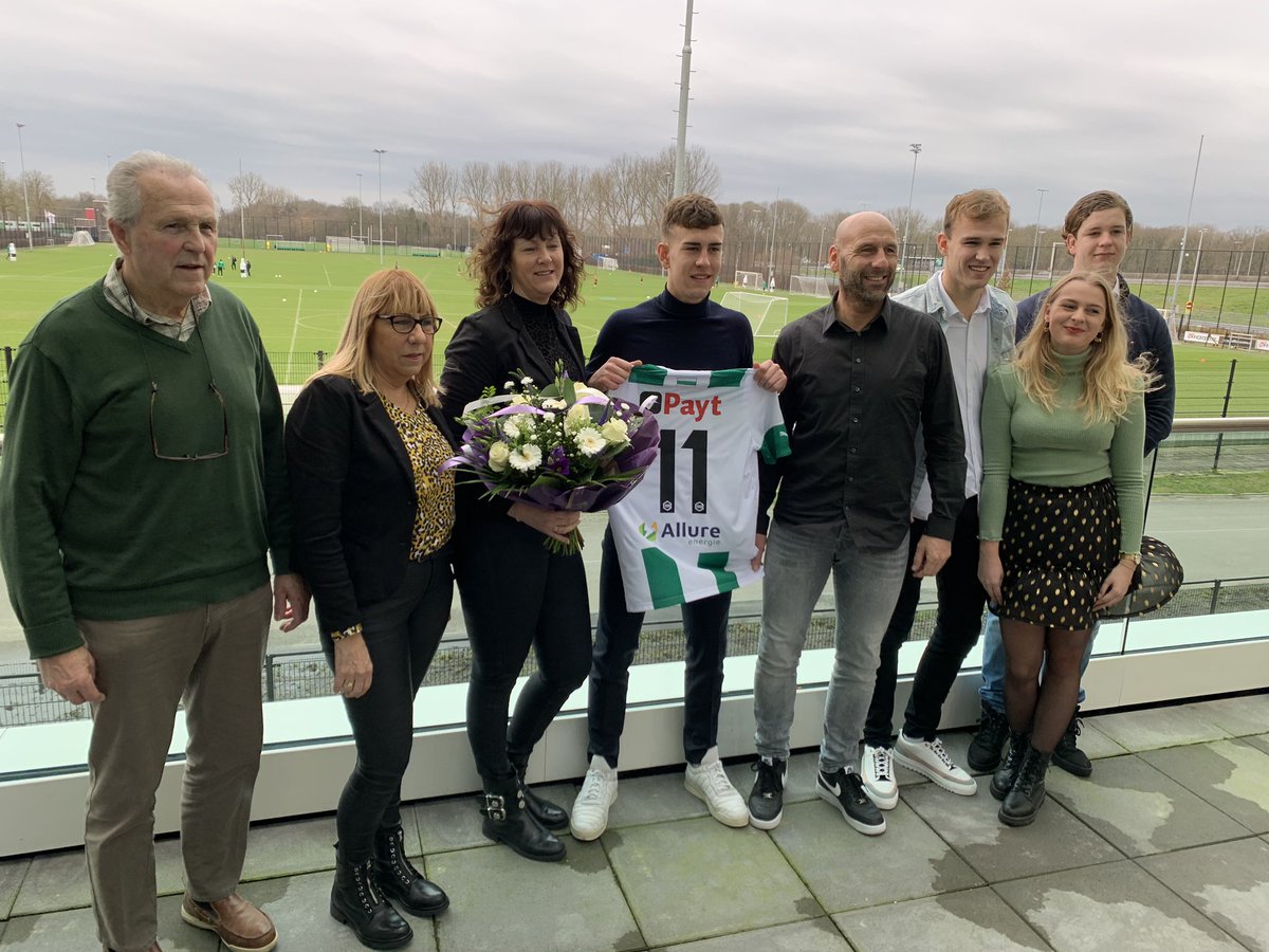 SoccerVision1's tweet photo. Kian Slor heeft vandaag zijn eerste profcontract getekend bij @fcgroningen. Kian tekende in het bijzijn van zijn familie een contract voor 2,5 jaar ! Morgen zit hij ook voor de eerste keer bij de wedstrijdselectie van @fcgroningen tegen @fctwente.
Gefeliciteerd  Kian ! https://t.co/L1nsoOAQzi