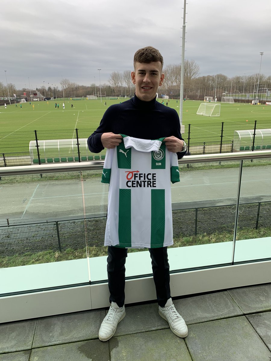 SoccerVision1's tweet photo. Kian Slor heeft vandaag zijn eerste profcontract getekend bij @fcgroningen. Kian tekende in het bijzijn van zijn familie een contract voor 2,5 jaar ! Morgen zit hij ook voor de eerste keer bij de wedstrijdselectie van @fcgroningen tegen @fctwente.
Gefeliciteerd  Kian ! https://t.co/L1nsoOAQzi