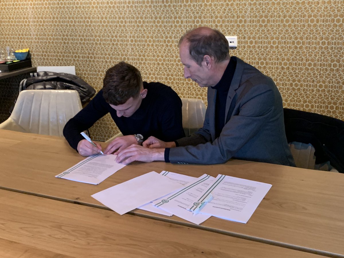 Kian Slor heeft vandaag zijn eerste profcontract getekend bij <a href="/fcgroningen/">FC Groningen</a>. Kian tekende in het bijzijn van zijn familie een contract voor 2,5 jaar ! Morgen zit hij ook voor de eerste keer bij de wedstrijdselectie van <a href="/fcgroningen/">FC Groningen</a> tegen <a href="/fctwente/">FC Twente</a>.
Gefeliciteerd  Kian !